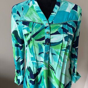Juniper + Lime Blue & Green Tropical 3/4 Rolltab Sleeve Stretch Top Small